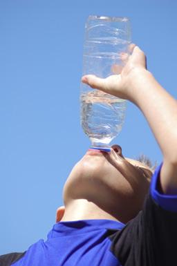 Waterdrinken uit fles